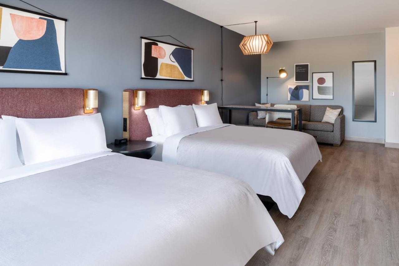 Queen Studio Suite with Two Queen Beds - Mountain View