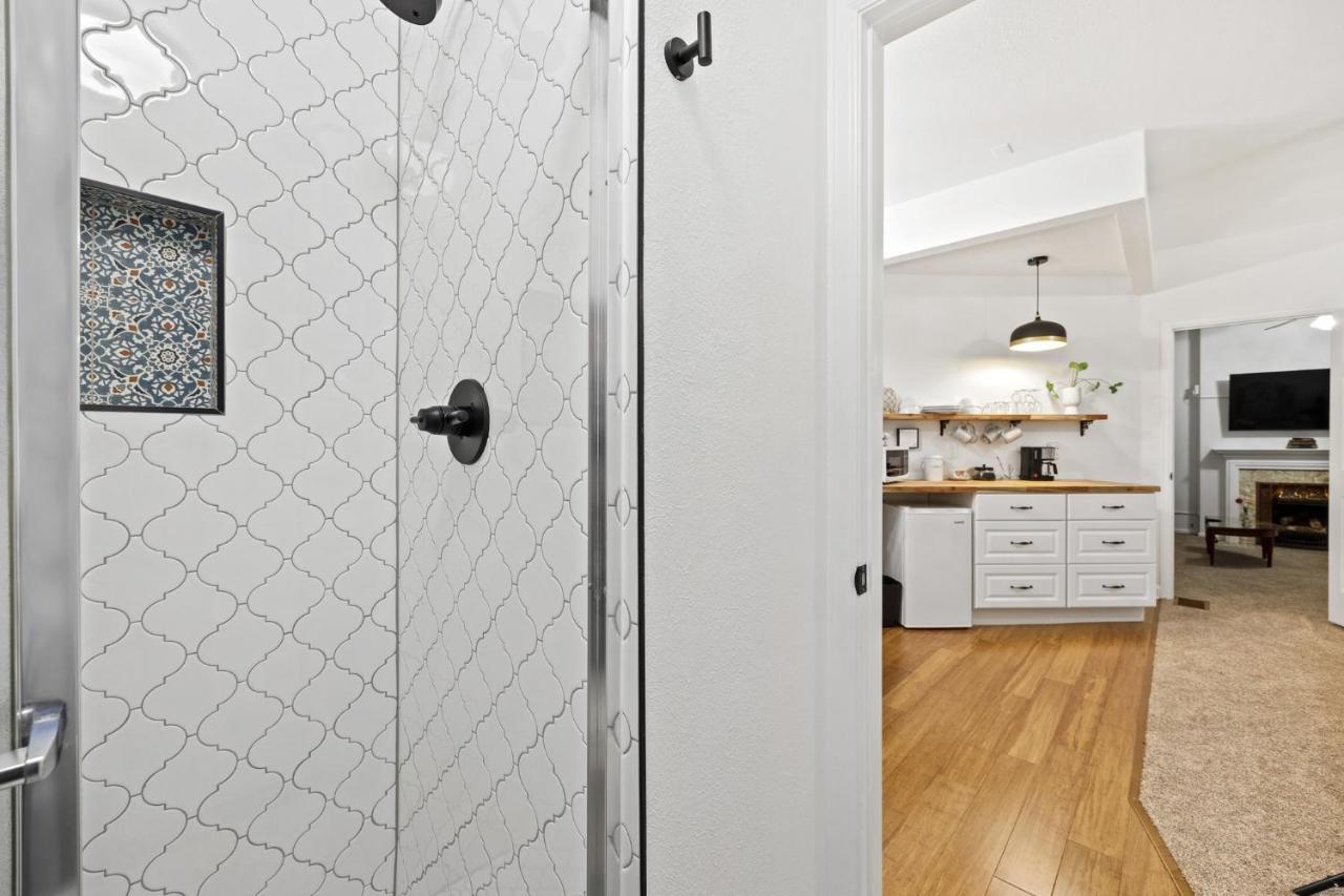 Deluxe King Suite,1301785348:JPEG