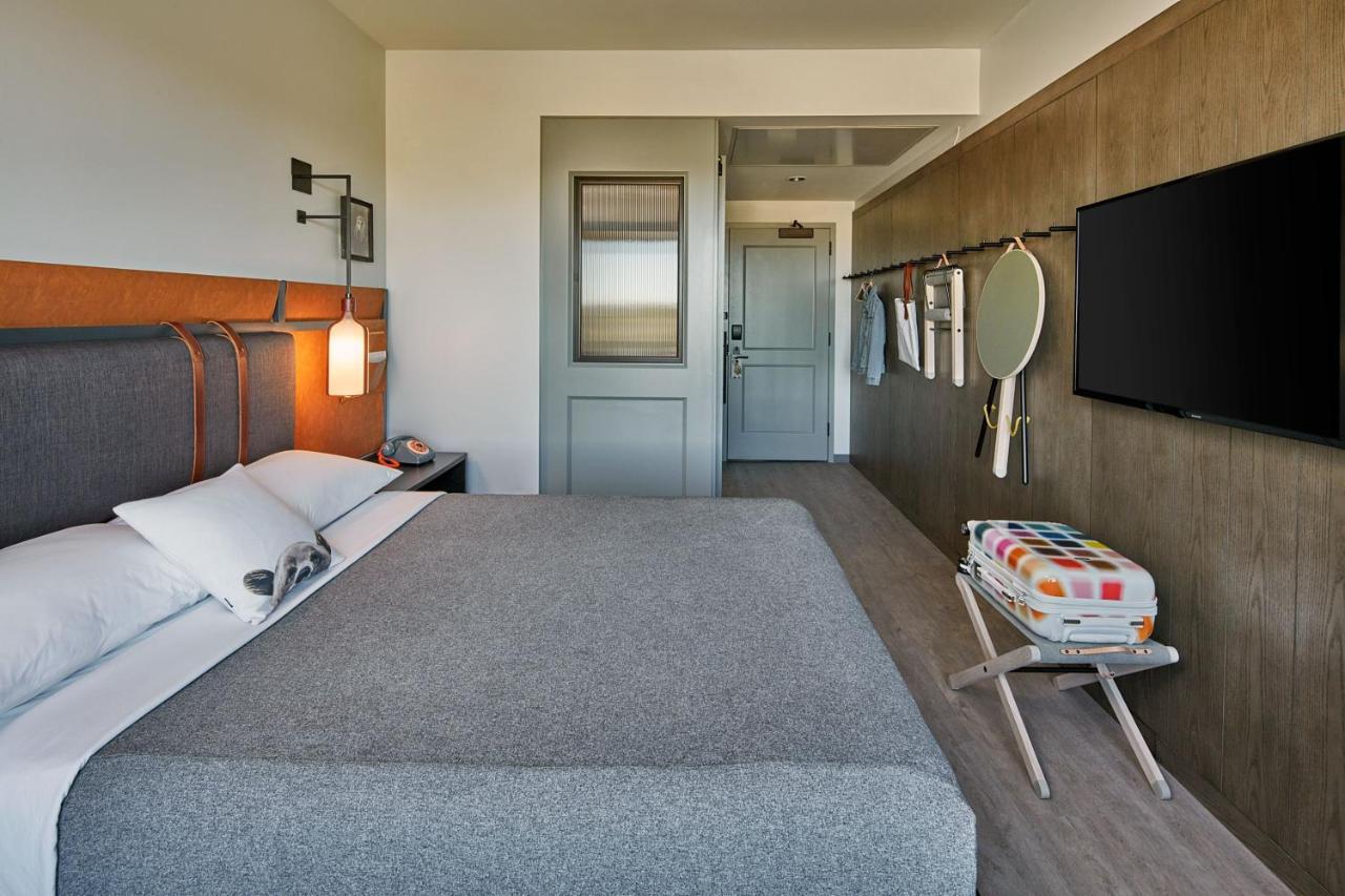 Queen Room,1351968607:JPEG