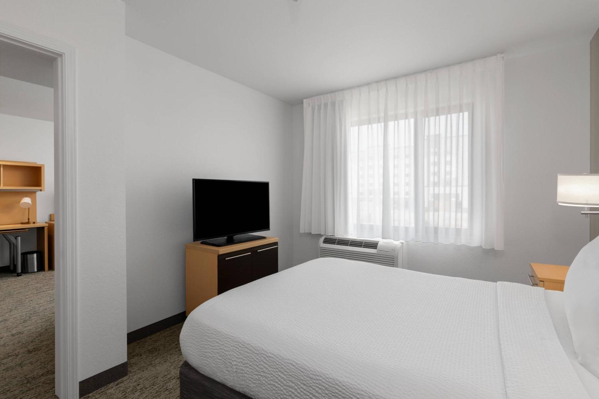 1 Bedroom Suite 1 Queen Sofa bed,1537523878:JPEG