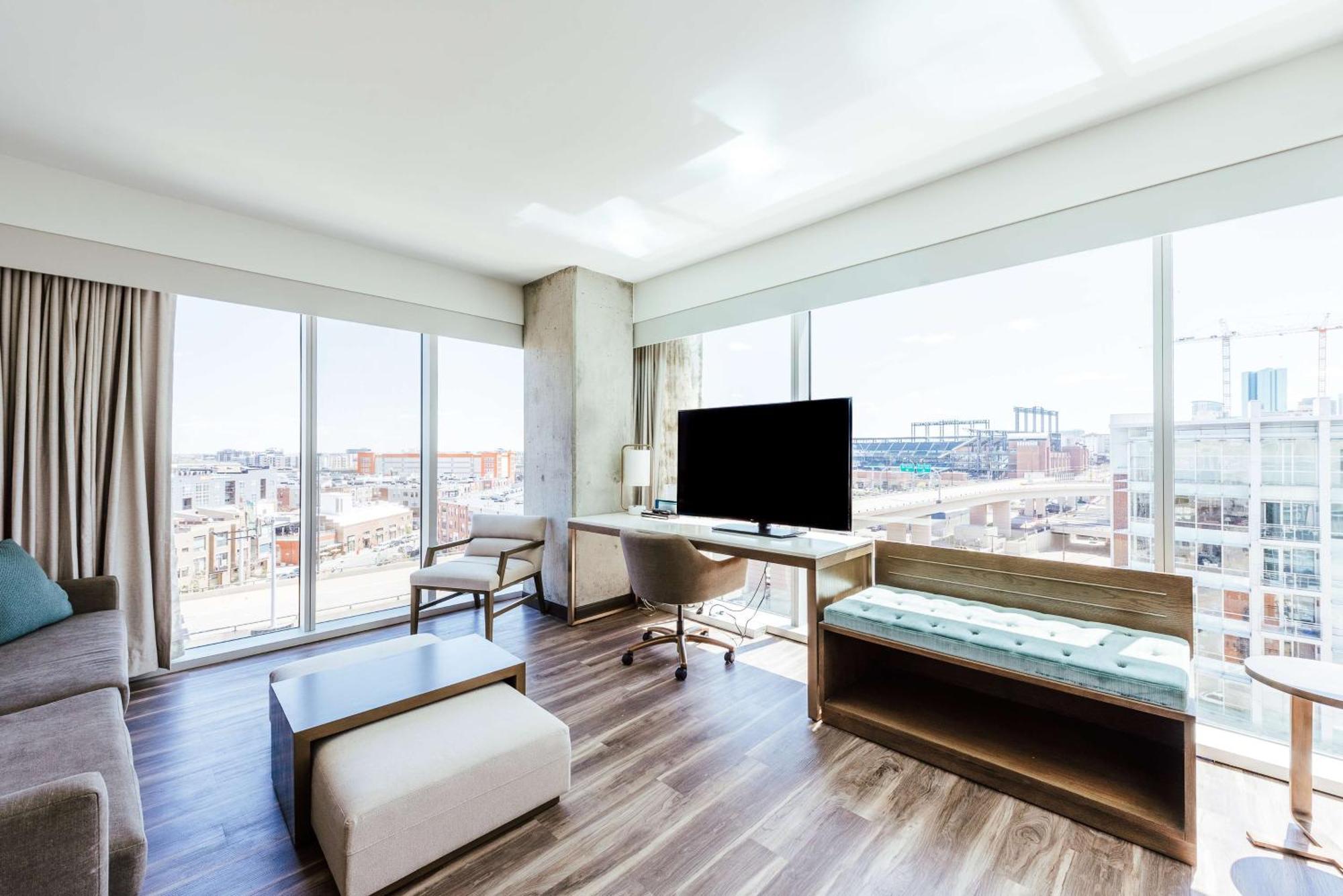 One-Bedroom Corner King Suite with View,1552181929:JPEG