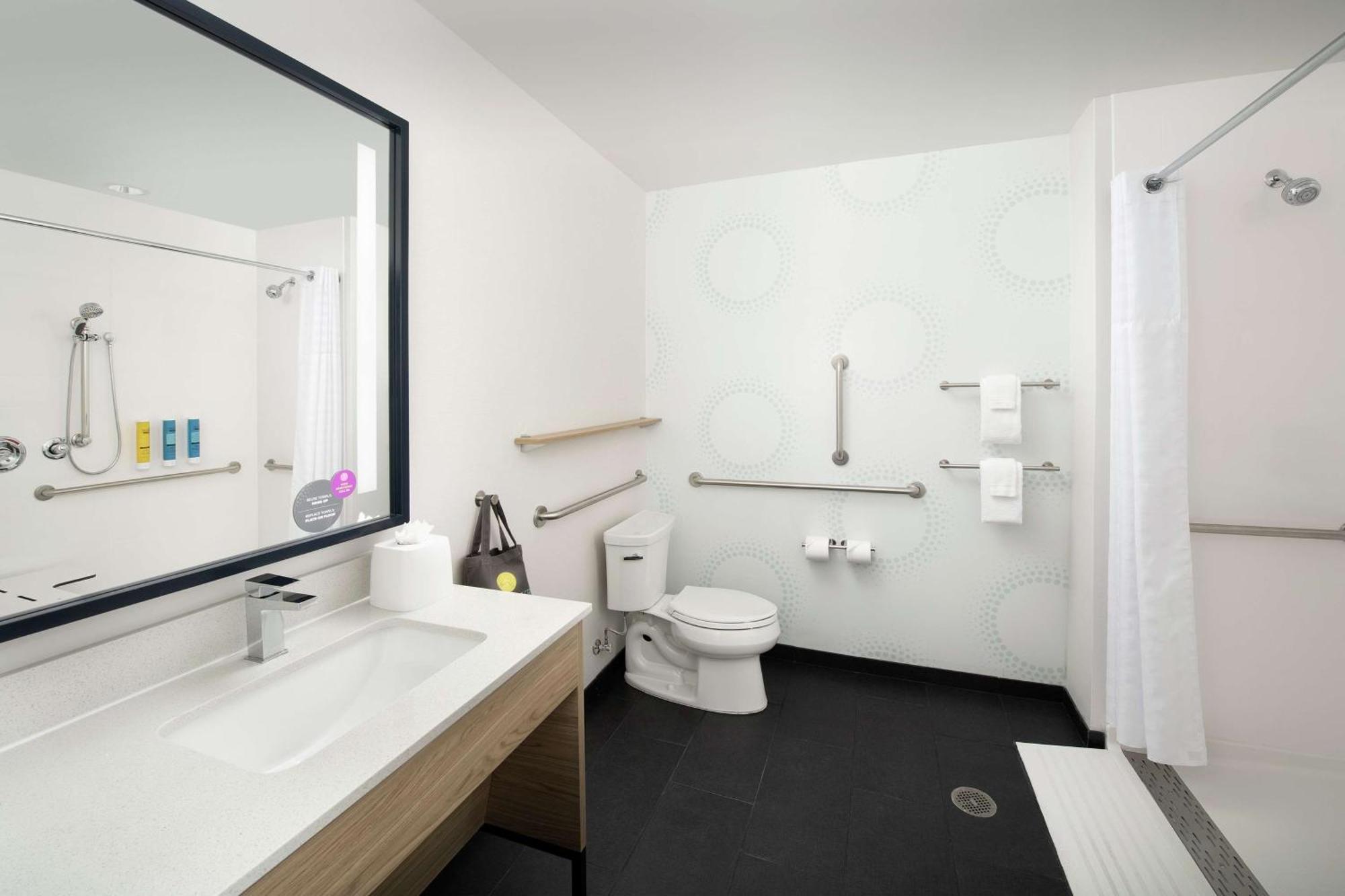 Queen Room with Two Queen Beds and Accessible Tub - Mobility Access,1552314415:JPEG