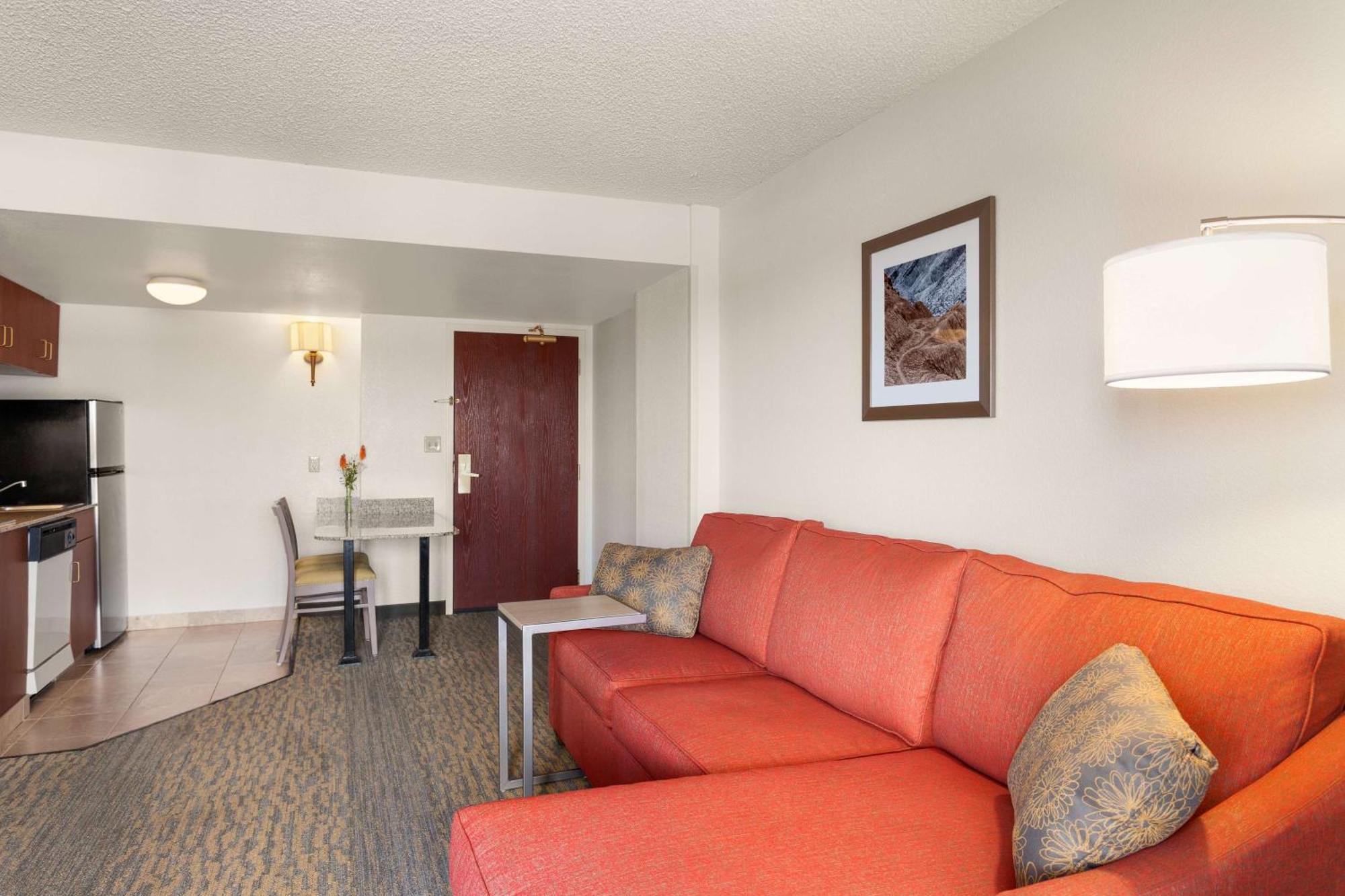 One-Bedroom King Suite Balcony,1552337551:JPEG
