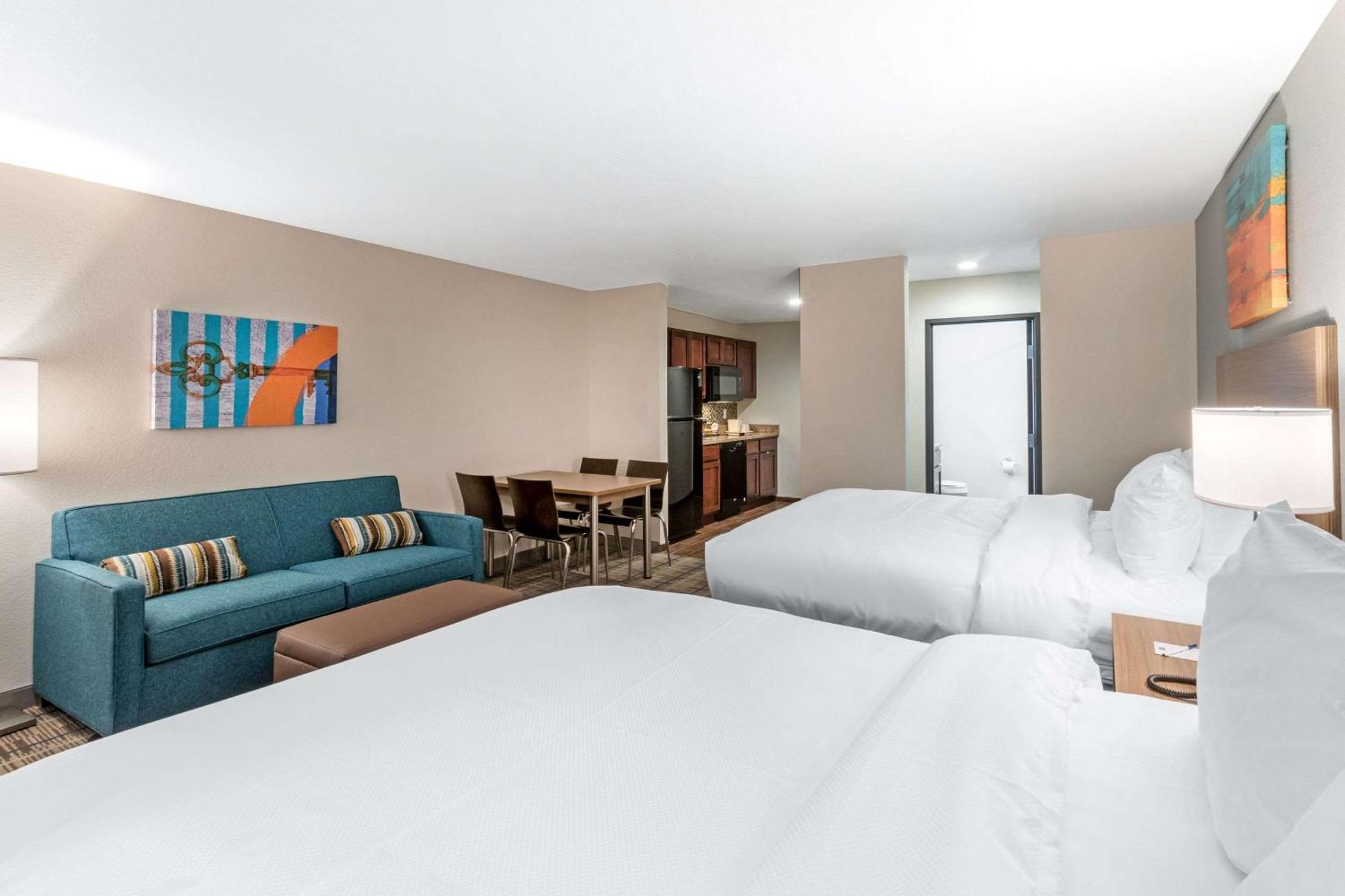 Queen Suite with Two Queen Beds and Sofa Bed - Non-Smoking
