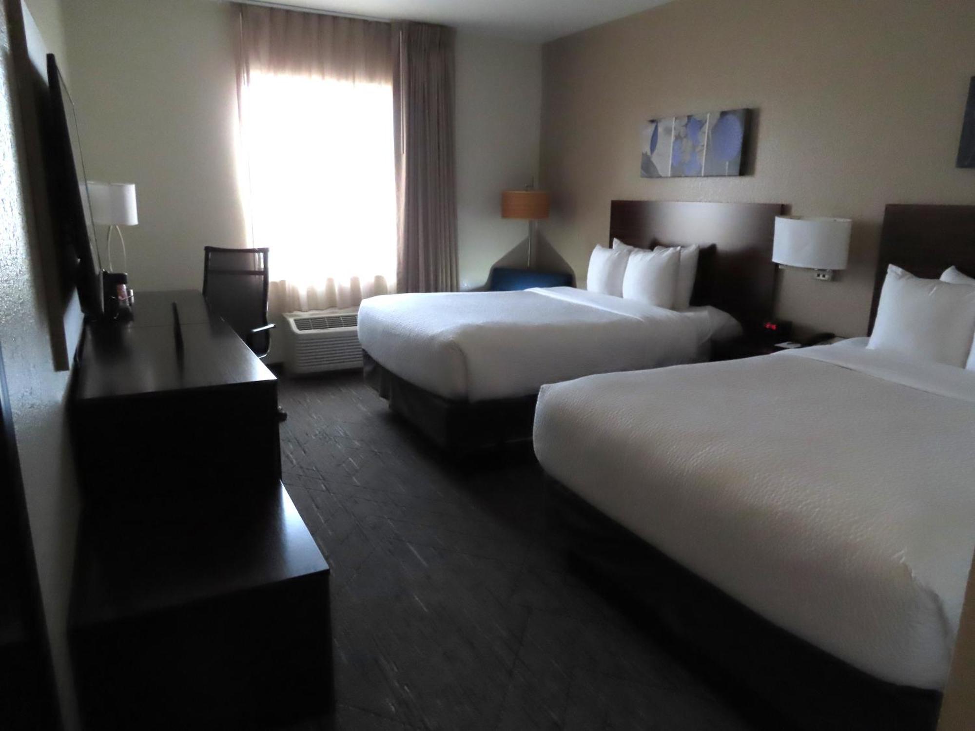 Queen Suite Two Queen Beds Non-Smoking,1652789106:JPEG
