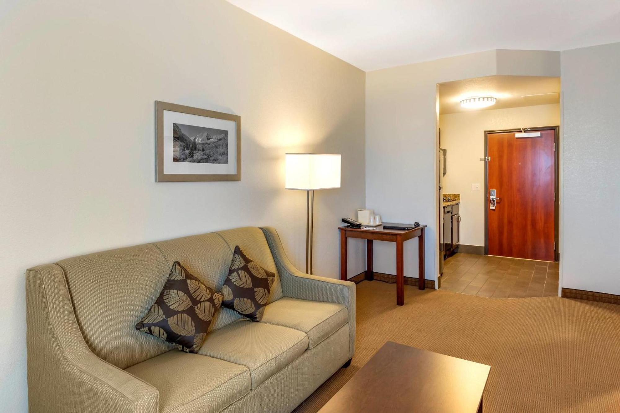 Queen Suite Two Queen Beds Sofa Bed Non-Smoking
