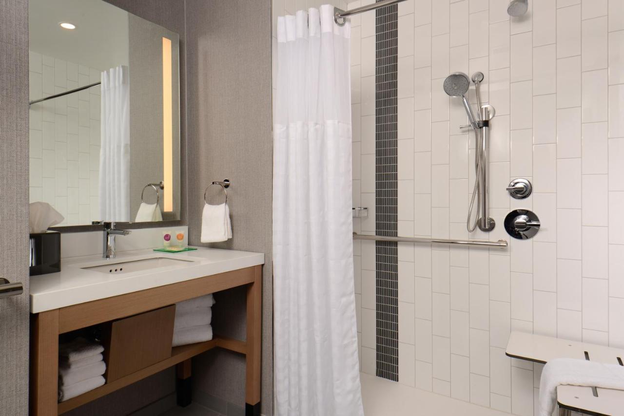 Suite Lit King-Size avec Canapé-Lit et Douche Accessible en Fauteuil Roulant - Accessible aux Personnes à Mobilité Réduite