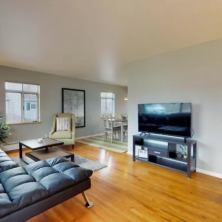 4 Bed Rooms + More Denver Home Quiet Neighborhood-2