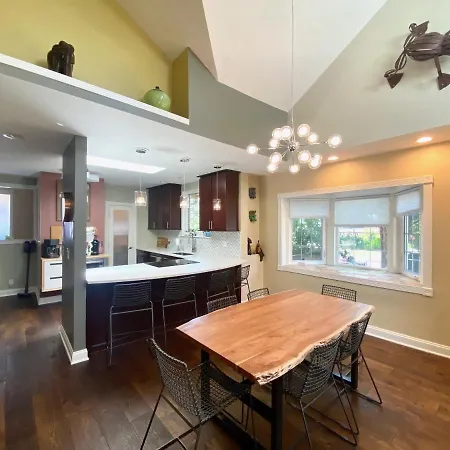 Spacious Bungalow In Sunnyside.-3