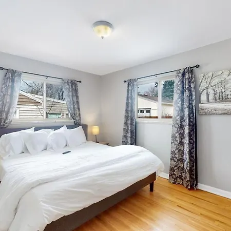 Charming 5 King Spacious House-2