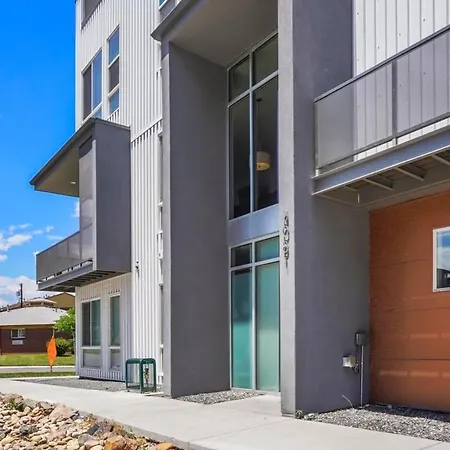 Townhome W Roof Patio Hot Tub Near Broncos Field-2