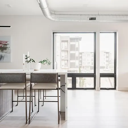 City Views! - Chic Jefferson Park Condo - Tesoro-3