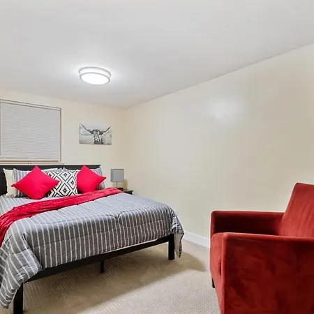 Cozy & Spacious Apartment Steps From Regis-3
