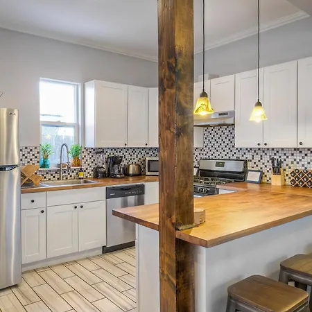 Huge Remodeled Home Downtown Sleeps 16!-2